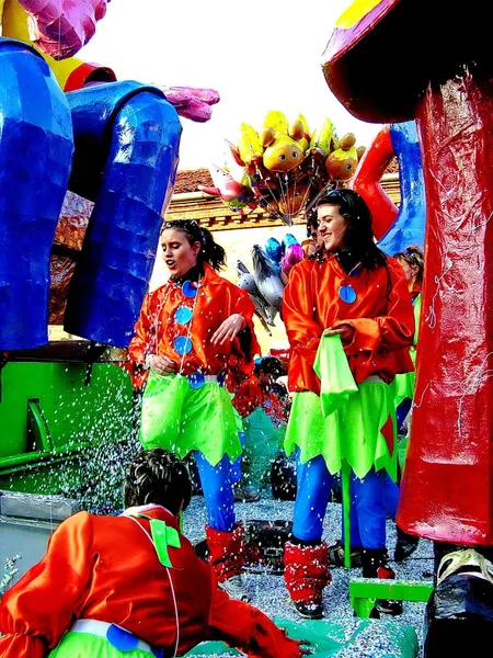 Sfilata di carnevale. Carrelli. Maschera. coriandoli. spettacolo. Gente. all'aperto . — Foto Stock