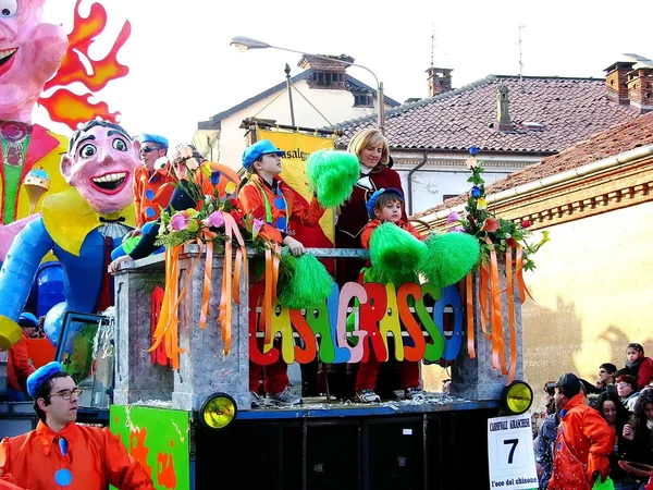 Carnival parade. karren. masker. confetti. Toon. mensen. buiten. — Stockfoto