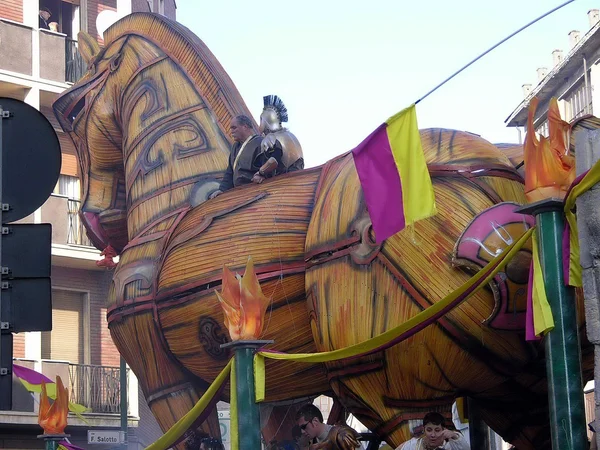 Desfile de carnaval. Carritos. máscara. confeti. Muestra. Gente. exterior . — Foto de Stock