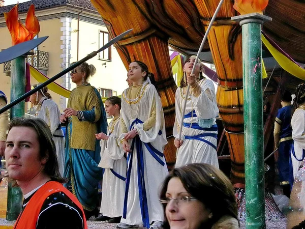 Desfile de carnaval. Carrinhos. Máscara. confete. Mostra. Pessoas. exterior . — Fotografia de Stock