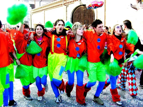 Desfile de carnaval. Carritos. máscara. confeti. Muestra. Gente. exterior . — Foto de Stock