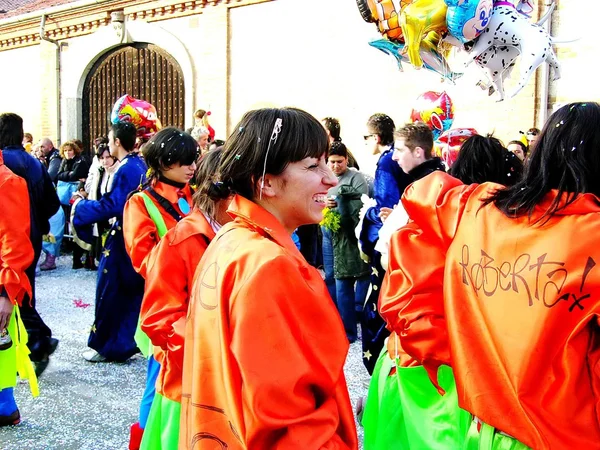Carnival parade. karren. masker. confetti. Toon. mensen. buiten. — Stockfoto