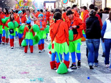 Karnaval geçit. arabaları. maske. konfeti. göster. insanlar. Açık.