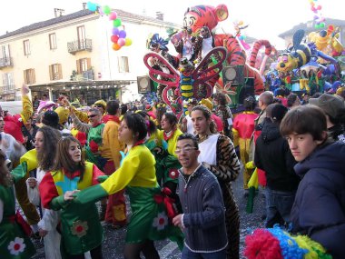 Karnaval geçit. arabaları. maske. konfeti. göster. insanlar. Açık.