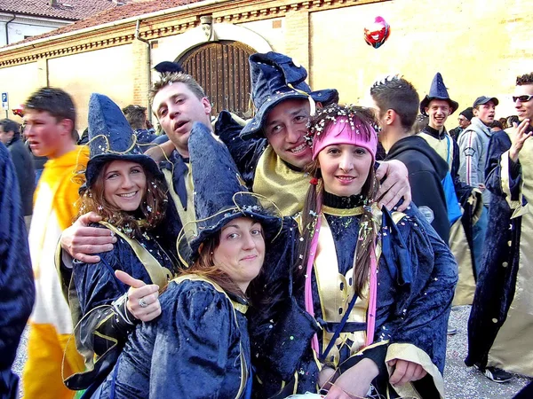 Défilé de carnaval. chariots. masque. confettis. le spectacle. les gens. extérieur . — Photo