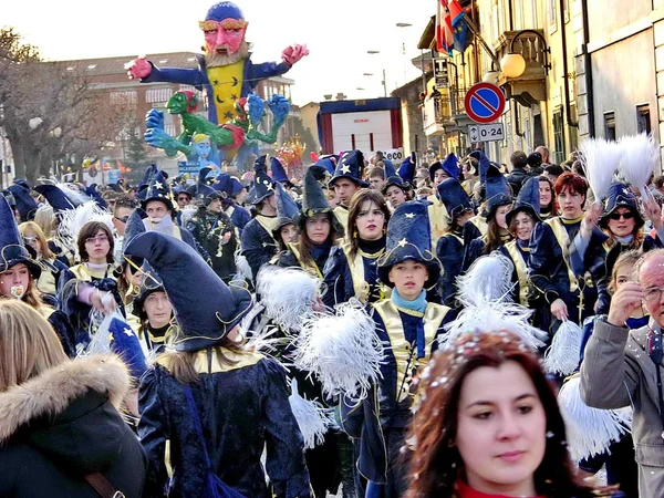 Carnival parade. vagnar. mask. konfetti. Visa. människor. utomhus. — Stockfoto