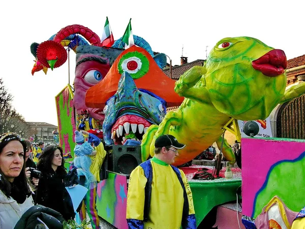 Sfilata di carnevale. Carrelli. Maschera. coriandoli. spettacolo. Gente. all'aperto . — Foto Stock