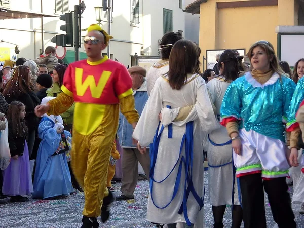 Desfile de carnaval. Carrinhos. Máscara. confete. Mostra. Pessoas. exterior . — Fotografia de Stock