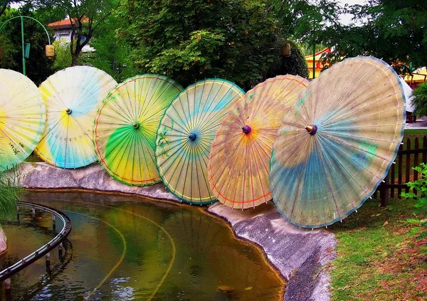 Parc d'attractions. Parapluies chinois. Détente. à l'extérieur. loisirs — Photo