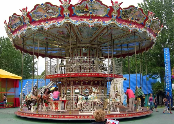 Eğlence Parkı. Carousel. gevşeme. açık. boş zaman. çocuklar. atlar — Stok fotoğraf