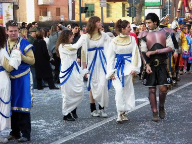 Karnaval geçit. arabaları. maske. konfeti. göster. insanlar. Açık.