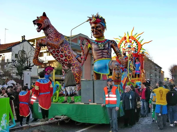 Desfile de carnaval. Carritos. máscara. confeti. Muestra. Gente. exterior . —  Fotos de Stock