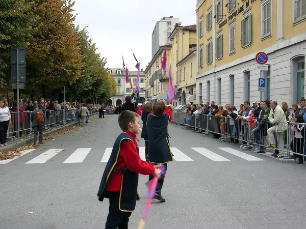 Historical representation. parade. drum band. flag-wavers. people. Outdoor — Stock Photo, Image