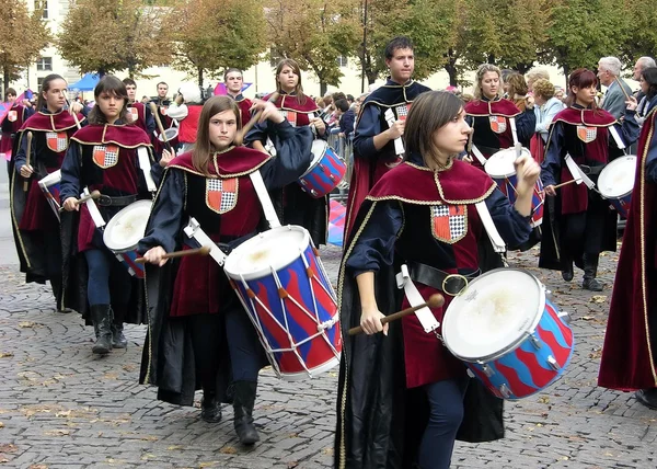 Historical representation. parade. drum band. flag-wavers. people. Outdoor — Stock Photo, Image