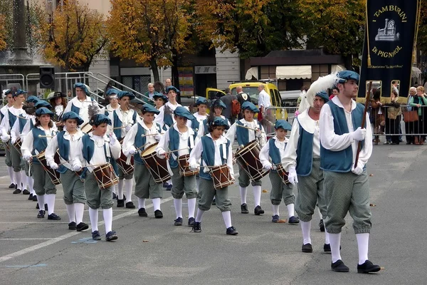 Historische vertegenwoordiging. Parade. trommelkorps. Flag-wavers. mensen. buiten — Stockfoto