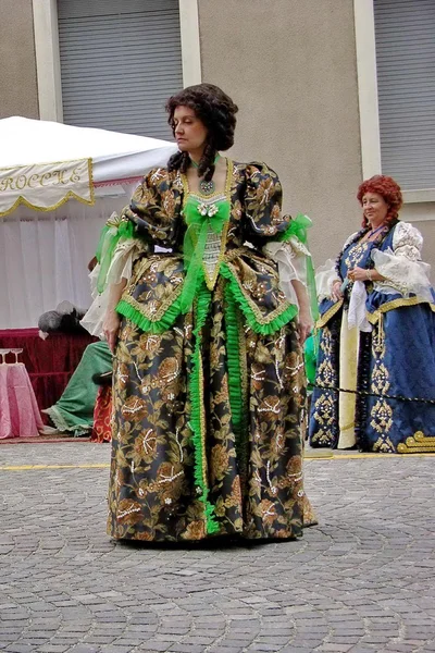 Desfile histórico. trajes 700. moda. vintage. Gente. Al aire libre nobleza. Francia. . — Foto de Stock