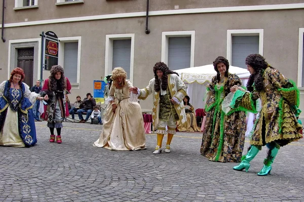 Desfile histórico. trajes 700. moda. vintage. Gente. Al aire libre nobleza. Francia. . — Foto de Stock