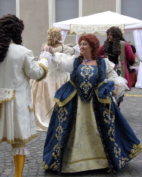 Desfile histórico. trajes 700. moda. vintage. Gente. Al aire libre nobleza. Francia. . — Foto de Stock