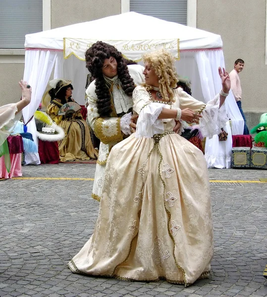 Desfile histórico. trajes 700. moda. vintage. Gente. Al aire libre nobleza. Francia. . — Foto de Stock