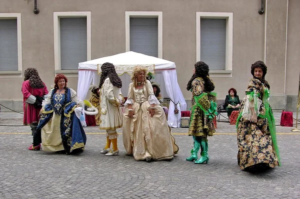 Исторический парад. костюмы 700. мода. винтажный. Люди. на улице. благородство. france . — стоковое фото