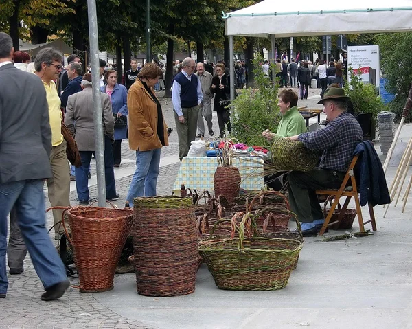 Crafts. ancient crafts. wicker. weaver. people. job. hands. Outdoor — Stock Photo, Image