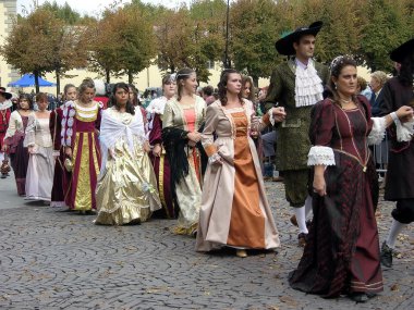 tarihsel gösterimi. geçit töreni. davul grubu. Flag-wavers. insanlar. Açık