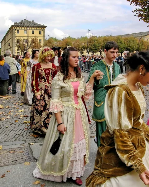 Rappresentazione storica. Parata. batteria. sbandieratori. Gente. All'aperto — Foto Stock