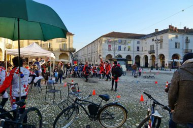 bisikletçiler. Venaria reale. Torino. İtalya. Noel. Açık.