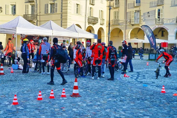 Radfahrer. Venaria reale. turin. Italien. Weihnachten. Außenbereich. — Stockfoto