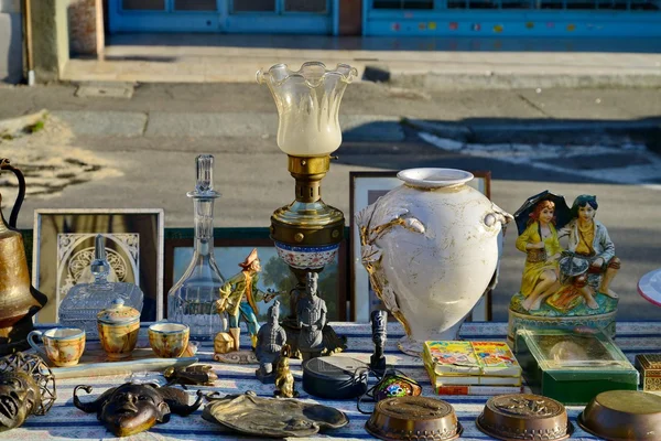 Mercado. antigüedades. Al aire libre venta de artículos diversos — Foto de Stock