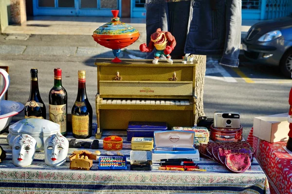 Mercado. antiguidades. Ao ar livre. venda de artigos diversos — Fotografia de Stock