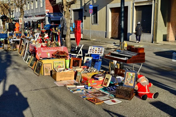 Mercado. antigüedades. Al aire libre venta de artículos diversos — Foto de Stock