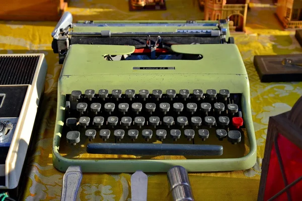 Olivetti 22. Pazar. antika. Açık