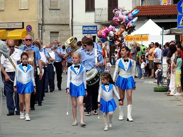 Banda con majorettes. desfile. Al aire libre gente — Foto de Stock