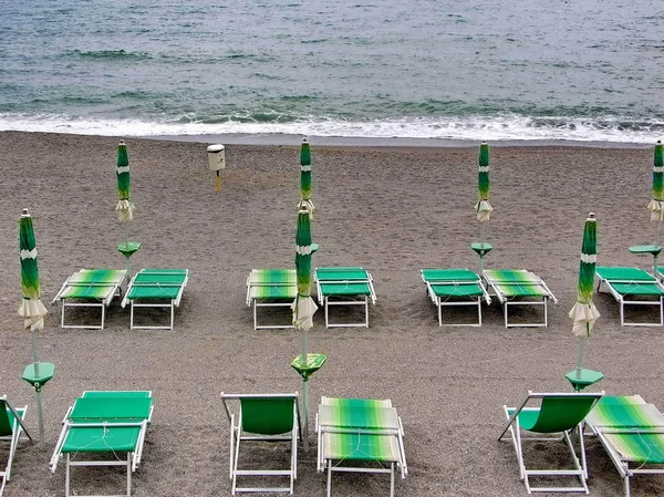 Ligstoelen. palmbomen. strand. wegen. steegjes. bogen. Ligurië. Italië. buiten. vakantie. ontspanning. — Stockfoto