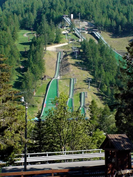 Salto de esqui olímpico do trampolim. Pragelato. Itália. Desporto. Esqui. montanha — Fotografia de Stock