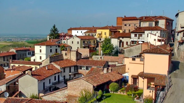 Landskap. lu san salvatore monferrato. bostäder. tak. land. utomhus. torn. tegelstenar. promenad. Klocka — Stockfoto