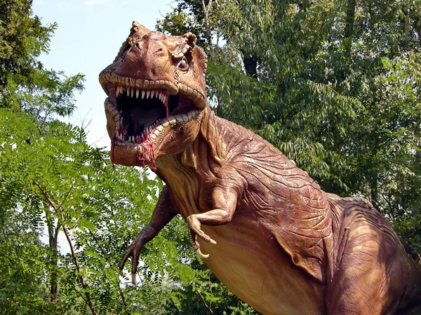 Dinozaur. W parku. zwierzę. Na zewnątrz — Zdjęcie stockowe
