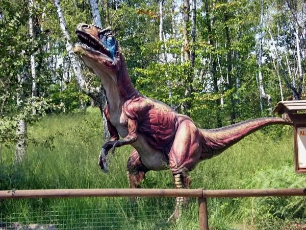 Dinozaur. W parku. zwierzę. Na zewnątrz — Zdjęcie stockowe