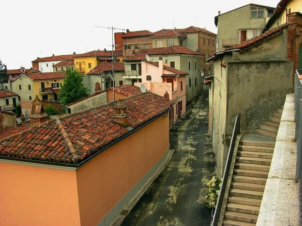 Paisaje. Lu San Salvatore Monferrato. hogares. techos. país. Al aire libre Torre. Ladrillos. caminar — Foto de Stock
