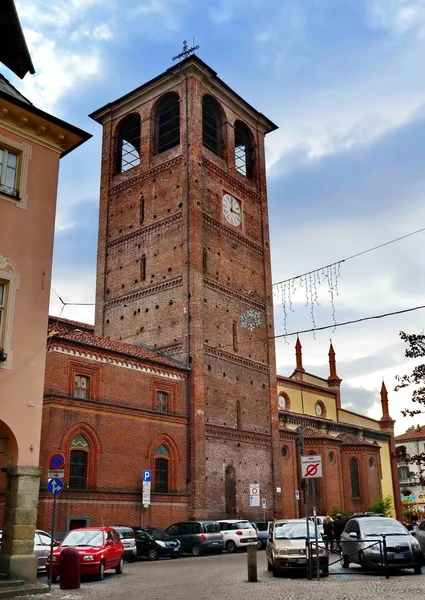 Pinerolo. centrum. Turyn. Włochy. drogi. domy. odkryty. ludzie — Zdjęcie stockowe