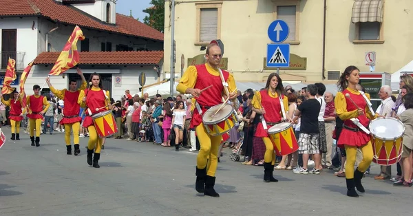 Zespół. perkusja. muzycy. flag-Waver. Strona. Parada. odkryty. ludzie. Flaga. — Zdjęcie stockowe