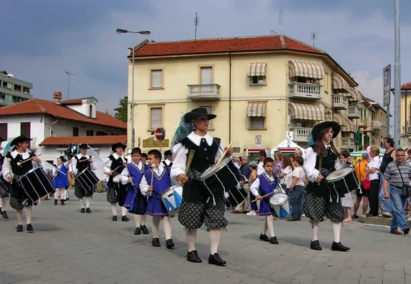 Band. drums. musicians. flag-waver. party. parade. outdoor. people. flag. — Stock Photo, Image