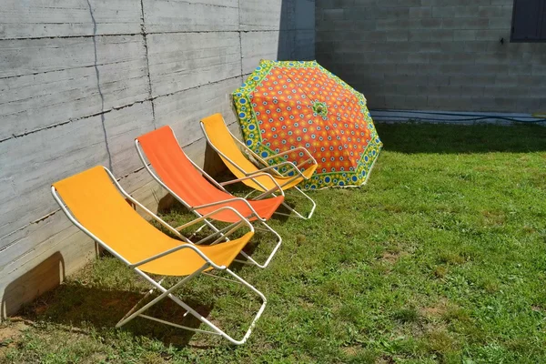 Зонтик и шезлонги. Цвета. Лето. солнце. расслабление — стоковое фото