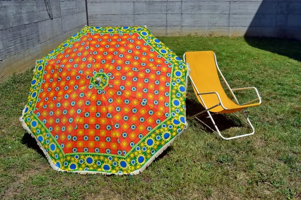 Sateenvarjo ja kansituolit. värit. Kesällä. Aurinko. Rentoutuminen — kuvapankkivalokuva