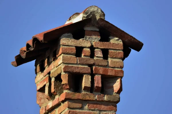 Schoorsteen. dak. huis. tegels. bakstenen. buiten. zomer — Stockfoto