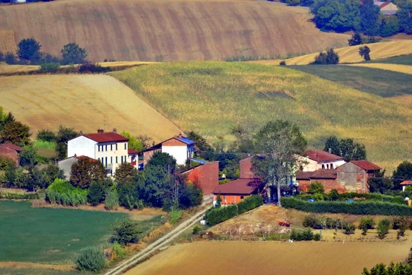 Θέσεις και τα σπίτια των monferrato. Πιεμόντε. Ιταλία — Φωτογραφία Αρχείου