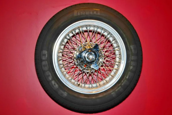 Musée de l'Automobile. Turin. Italie. évolution de la roue dans la voiture — Photo