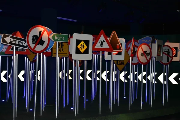 Otomobil müzesi. Torino. İtalya. yol işaretleri