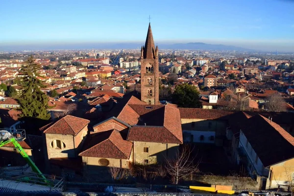 Rivoli. Torino. İtalya. ışıklar ve sokak. Kış. açık. insanlar. yürüyüş. — Stok fotoğraf